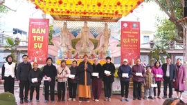 Trao 300 suất quà Tết cho người yếu thế phường Yên Bái