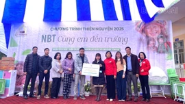 Khánh thành bếp ăn bán trú và trao quà cho học sinh tại xã Lao Chải