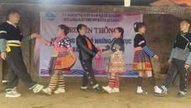 Hơn 400 người dân Tà Xi Láng tham gia truyền thông xóa bỏ những tập tục văn hóa có hại và bình đẳng giới