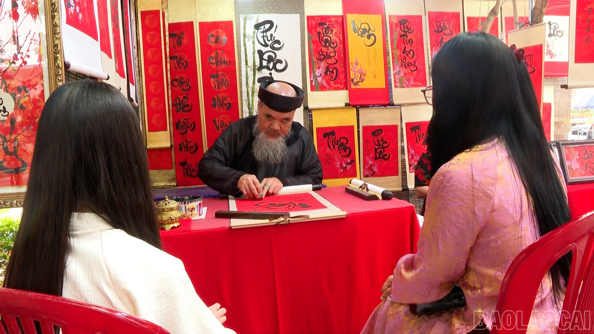 لوگ سال کے شروع میں خطاطی کے لیے کہتے ہیں۔ baolaocai-br_le-chua-3.jpg