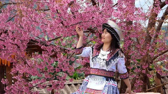 Mùa hoa đầu tiên