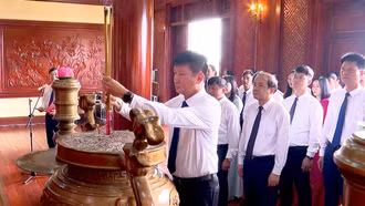 Bí thư Tỉnh uỷ Trần Huy Tuấn dâng hương tưởng niệm Chủ tịch Hồ Chí Minh tại Khu Di tích lịch sử quốc gia Lễ đài Sân vận động thành phố Yên Bái.