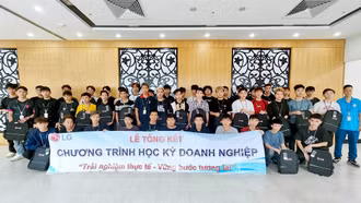 Students of Yen Bai Vocational College participating in the practical experience program of the enterprise semester in Hai Phong City.