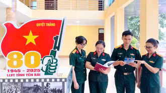 Thiếu tá Đoàn Thị Hạnh (người thứ hai từ trái sang) cùng đồng đội trao đổi tài liệu chuyên môn.