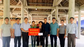 Ủy ban MTTQ Việt Nam huyện Yên Bình trao nhà Đại đoàn kết cho hộ gia đình chị Nguyễn Thị Hoa, thôn Khe Ngang, xã Yên Thành. Ảnh tư liệu