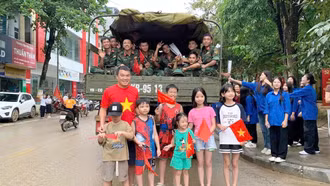 Các cháu thiếu nhi thành phố Yên Bái chụp ảnh chia tay những người lính giúp dân khắc phục hậu quả bão lũ.