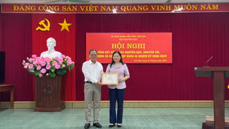 Phó Chủ tịch UBND tỉnh Vũ Thị Hiền Hạnh nhận Kỷ niệm chương Vì sự nghiệp khuyến học.
