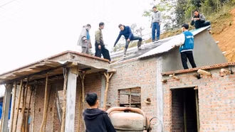 Các tổ chức đoàn thể huyện Trạm Tấu cùng bà con tham gia giúp đỡ hộ gia đình xóa nhà tạm, nhà dột nát.