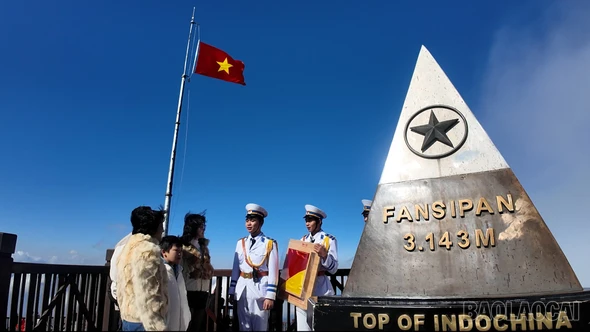 Quốc kỳ tung bay trên đỉnh Fansipan