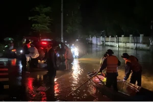 Bảo Yên: Lực lượng chức năng xuyên đêm cứu người dân trong lũ