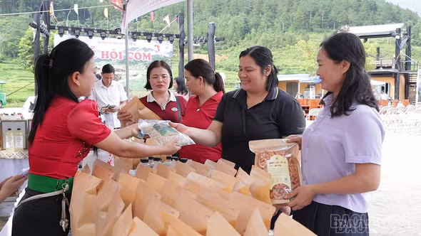 20 gian hàng trưng bày sản phẩm tại Lễ hội cốm “Hương sắc mùa thu Tú Lệ”