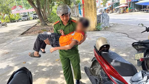 Công an xã Bảo Hà kịp thời giúp đưa 1 học sinh bị ngã xe đến cơ sở y tế