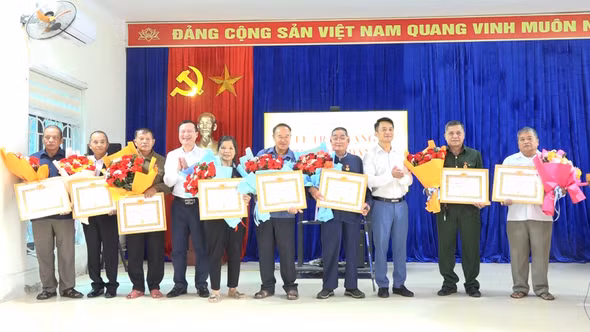 Tú Lệ: 9 đảng viên được trao tặng huy hiệu Đảng đợt 2/9/2026