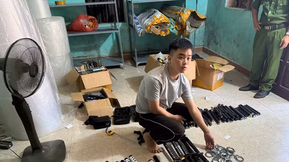 Bắt đối tượng mua gần 1 tấn dao, kiếm, bình xịt hơi cay qua mạng