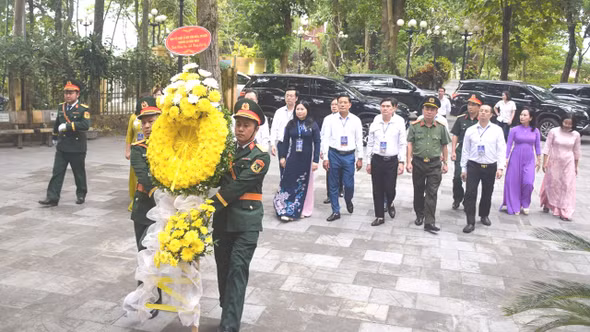 Ban tổ chức Lễ hội Mường Lò 2026 dâng hương tưởng niệm Bác Hồ và các Anh hùng liệt sĩ