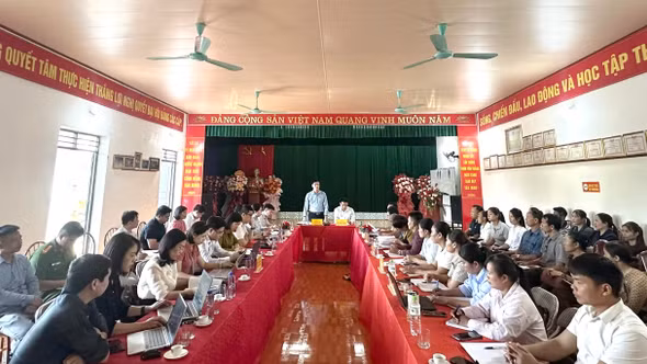 Thường trực Đảng ủy xã Yên Bình làm việc với một số thôn trên địa bàn