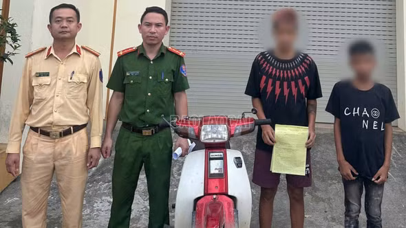 Lào Cai: Điều khiển mô tô chạy bằng 1 bánh, thiếu niên bị tịch thu phương tiện