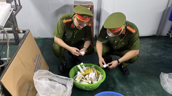 Nguy hiểm từ chất bảo quản trong hàng triệu lọ C sủi giả vừa bị triệt phá như thế nào?