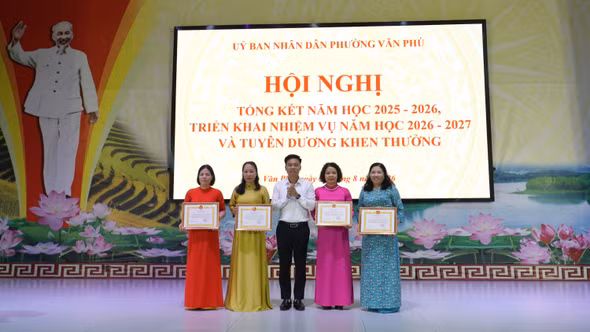 Phường Văn Phú tuyên dương và khen thưởng giáo viên, học sinh có thành tích xuất sắc trong năm học 2025 - 2026