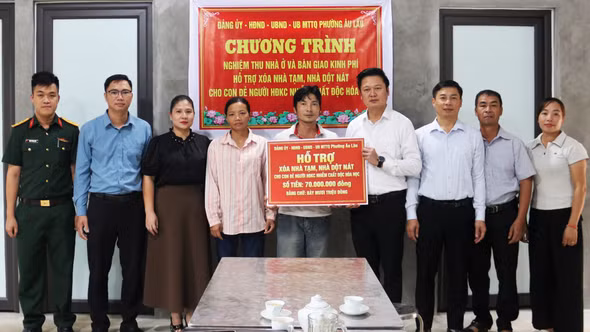 Phường Âu Lâu bàn giao kinh phí hỗ trợ xóa nhà tạm cho con đẻ của người hoạt động kháng chiến bị nhiễm chất độc hóa học