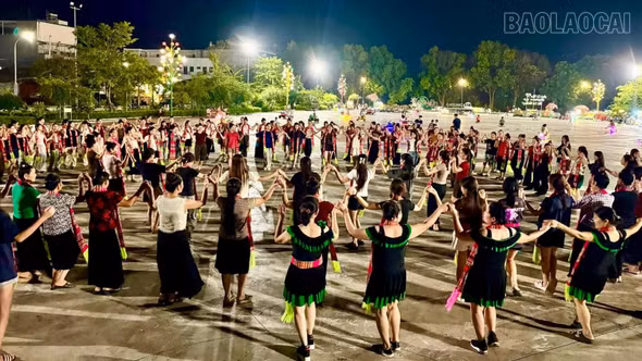 Hơn 200 nghệ nhân, diễn viên phường Nghĩa Lộ tích cực tập luyện cho màn đại xòe
