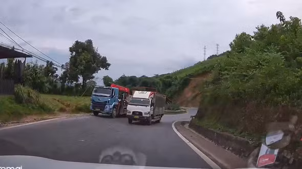 Cảnh sát giao thông Lào Cai xử lý lái xe tải vượt tại đoạn đường cấm vượt