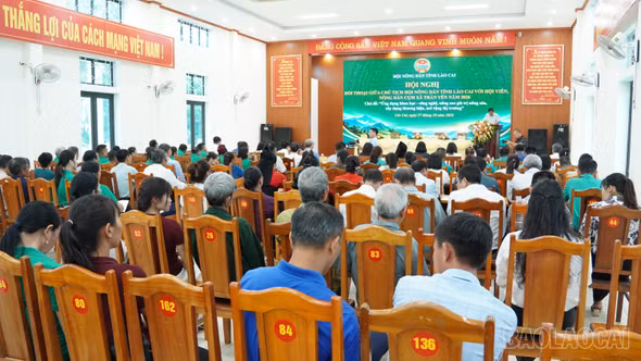 Chủ tịch Hội Nông dân tỉnh đối thoại với hội viên, nông dân cụm xã Trấn Yên