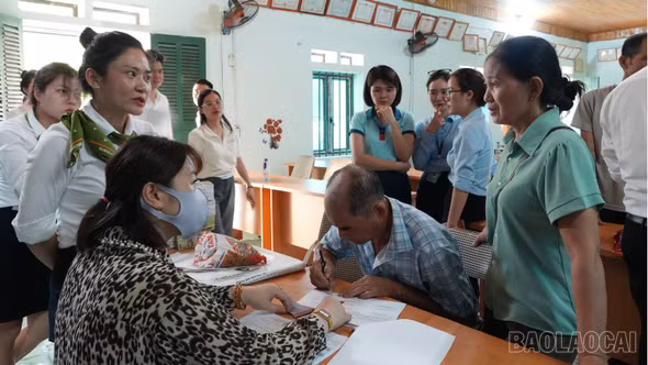 Lào Cai: Chi trả hơn 15,4 tỷ đồng và bố trí tái định cư cho các hộ đầu tiên tại thôn Cù Hà