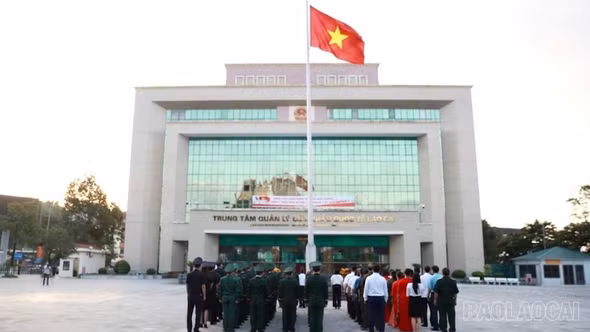 Trang nghiêm Lễ chào cờ nhân kỷ niệm 81 năm Quốc khánh nước Cộng hòa xã hội chủ nghĩa Việt Nam tại Cửa khẩu Quốc tế Lào Cai