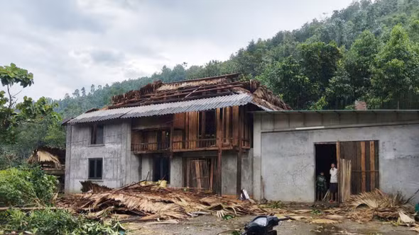 Lào Cai: Dông lốc, mưa lũ làm 147 nhà dân bị ảnh hưởng