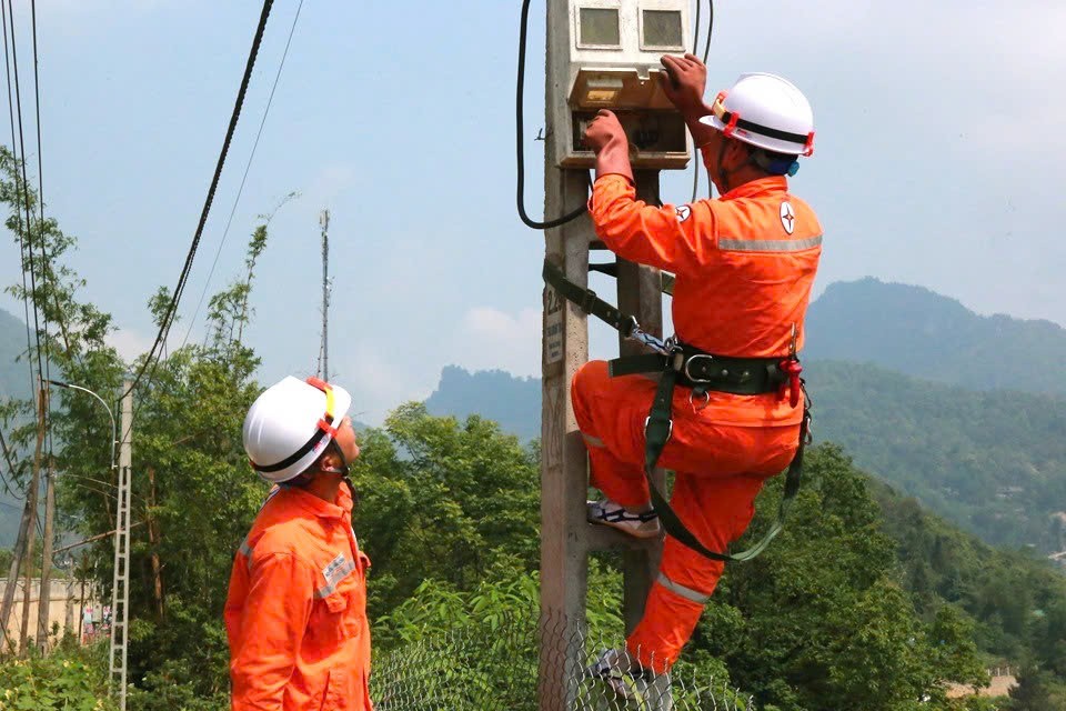 Trong quá trình chuyển đổi hệ thống đọc xa công tơ, Công ty Điện Lực Lào Cai gặp rất nhiều khó khăn, thách thức. z7160869685587-8a3b5c0d3dbfc23d27d2a1034c503e29.jpg