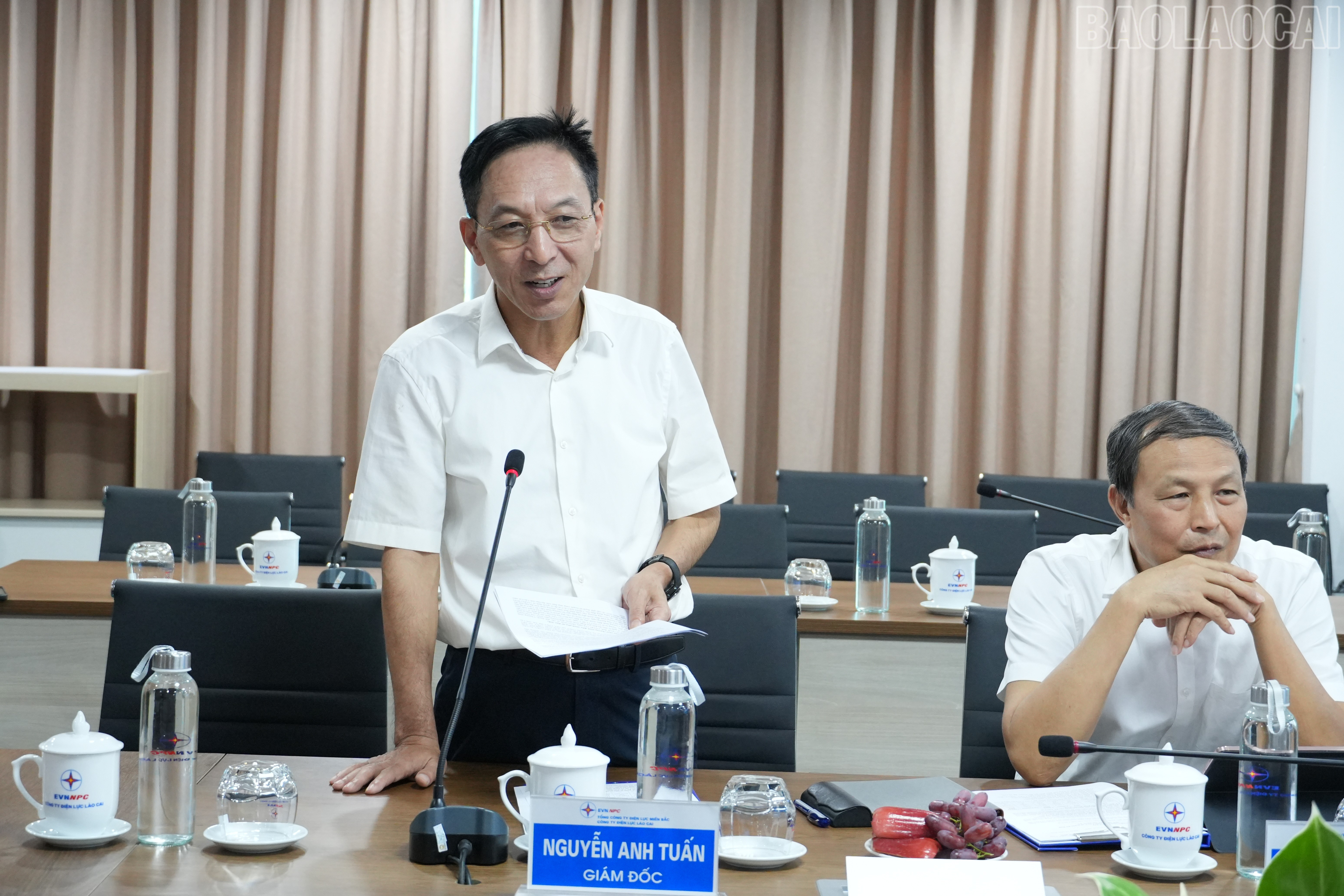 Đồng chí Nguyễn Anh Tuấn - Giám đốc Công ty Điện lực Lào Cai báo cáo với đoàn về nhiều nội dung. baolaocai-tr_ong-nguyen-anh-tuan-giam-doc-cong-ty-dien-luc-lao-cai-bao-cao-voi-doan.jpg