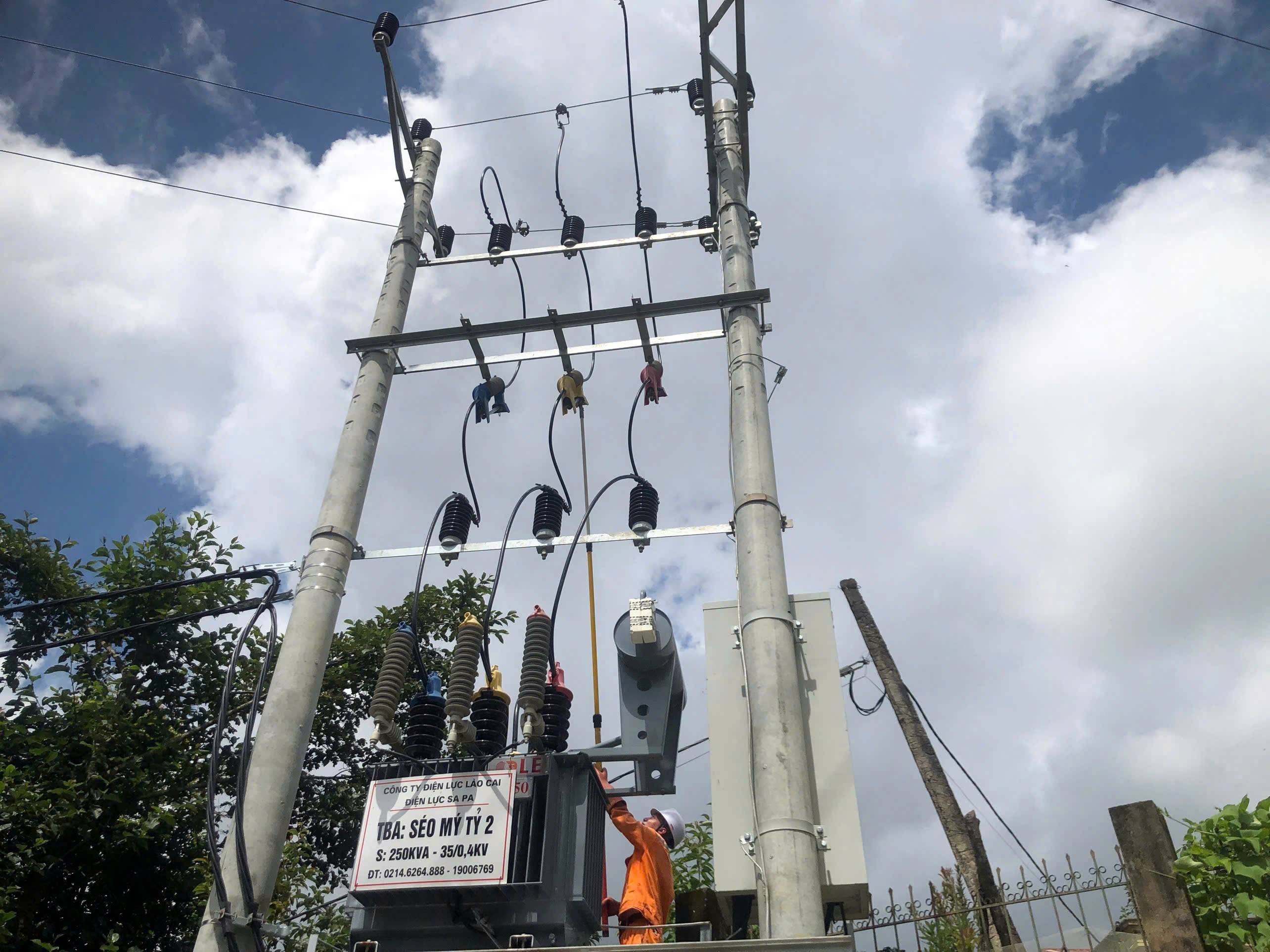 Trạm biến áp Séo Mý Tỷ 2 có công suất 250kVA – 35/0.4kV. z6978411518175-d4e78aee74246cab2be82f009cf5c9a3.jpg