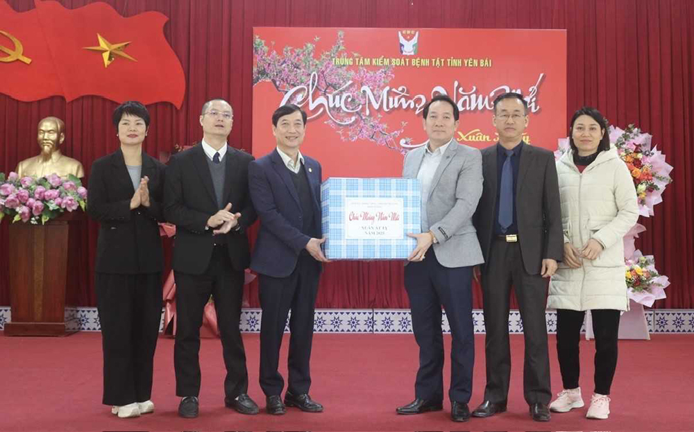 Trưởng Ban Tuyên giáo Tỉnh ủy Nguyễn Minh Tuấn thăm, chúc tết Trung tâm Kiểm soát bệnh tật tỉnh và Trung tâm Văn hóa - Nghệ thuật tỉnh ảnh 1