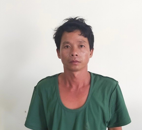 Hành khách cầm kéo dọa đâm tài xế rồi giật vô lăng, xe lao xuống mương ảnh 2 Hành khách cầm kéo dọa đâm tài xế rồi giật vô lăng, xe lao xuống mương ảnh 2