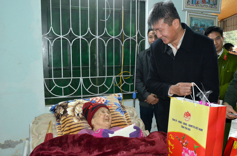 Bộ trưởng Bộ Lao động - Thương Binh và Xã hội Đào Ngọc Dung thăm, tặng quà Tết tại huyện Yên Bình ảnh 4 Bộ trưởng Bộ Lao động - Thương Binh và Xã hội Đào Ngọc Dung thăm, tặng quà Tết tại huyện Yên Bình ảnh 4