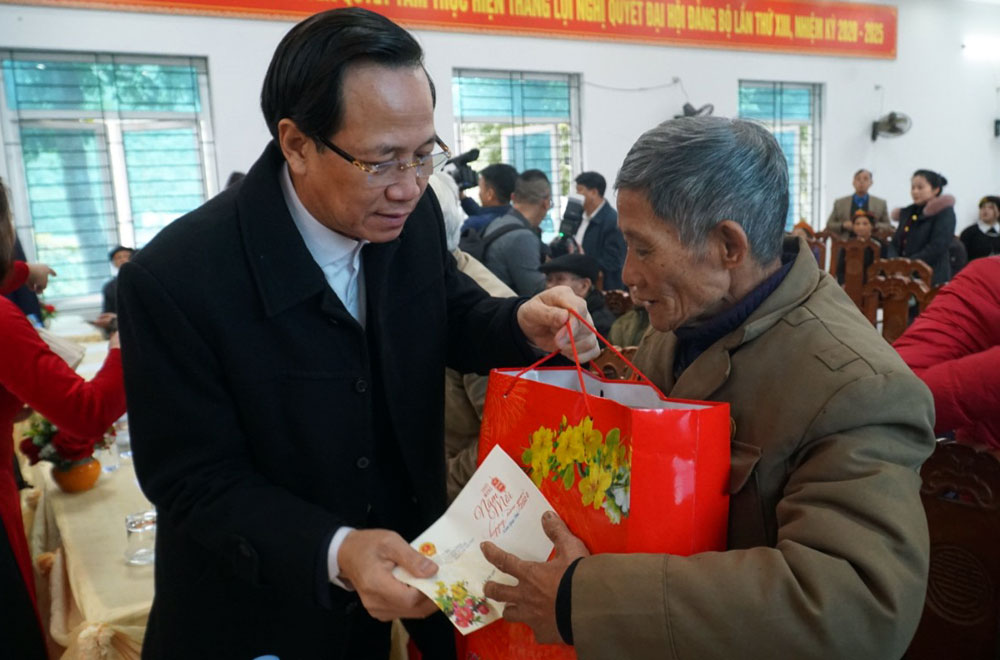 Bộ trưởng Bộ Lao động - Thương Binh và Xã hội Đào Ngọc Dung thăm, tặng quà Tết tại huyện Yên Bình ảnh 5 Bộ trưởng Bộ Lao động - Thương Binh và Xã hội Đào Ngọc Dung thăm, tặng quà Tết tại huyện Yên Bình ảnh 5