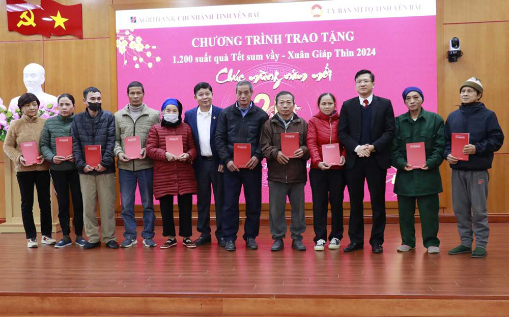 Agribank Chi nhánh tỉnh Yên Bái tặng 1.200 suất quà tết cho hộ nghèo ảnh 1 Agribank Chi nhánh tỉnh Yên Bái tặng 1.200 suất quà tết cho hộ nghèo ảnh 1