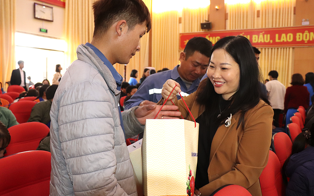 Yen Bai hosts "Tet Sum Vay – Spring of Gratitude to the Party" in 2025 ảnh 2 Yen Bai hosts "Tet Sum Vay – Spring of Gratitude to the Party" in 2025 ảnh 2