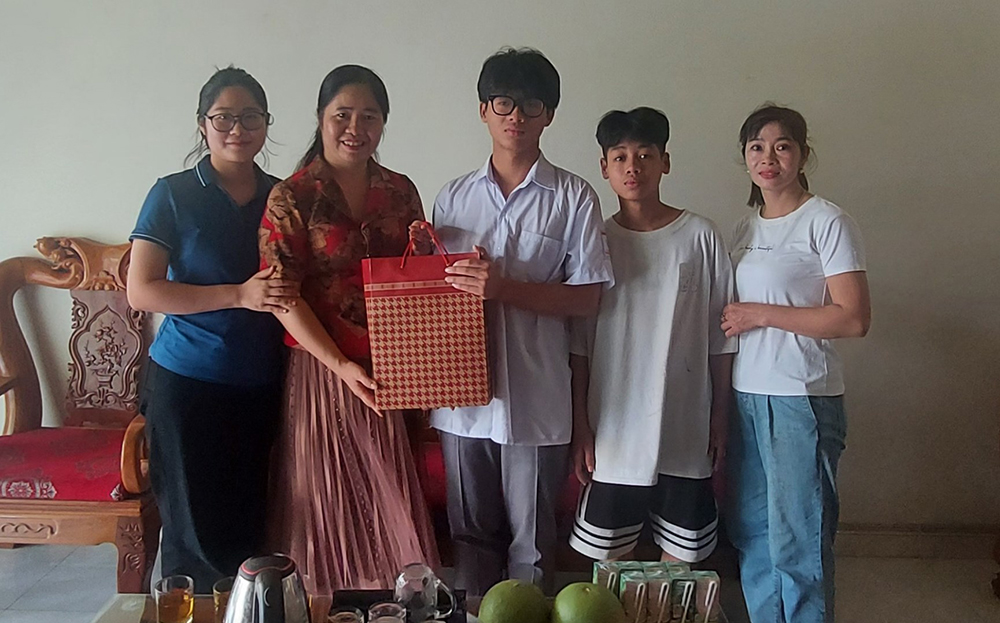 “Mẹ đỡ đầu”- yêu thương và điểm tựa ảnh 1 “Mẹ đỡ đầu”- yêu thương và điểm tựa ảnh 1