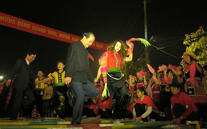 Thành phố Yên Bái sôi động Chương trình “Vũ điệu xuân” năm 2023 ảnh 2