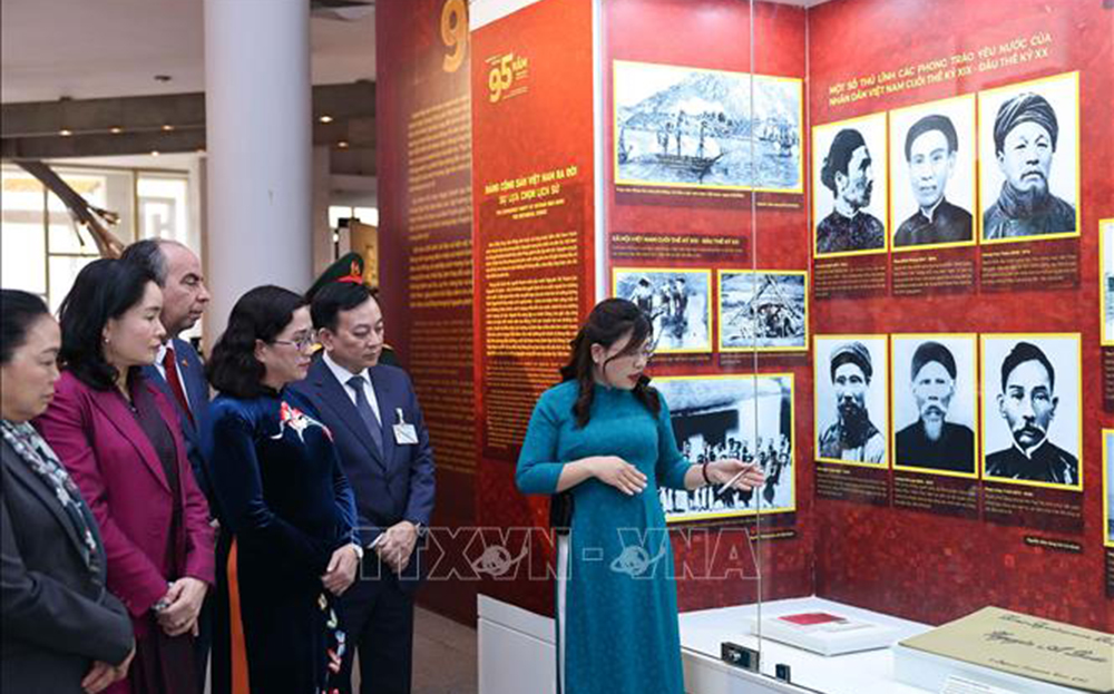 Triển lãm 'Đảng Cộng sản Việt Nam - 95 năm đồng hành cùng dân tộc' ảnh 1