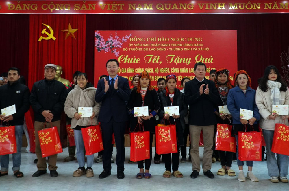 Bộ trưởng Bộ Lao động - Thương Binh và Xã hội Đào Ngọc Dung thăm, tặng quà Tết tại huyện Yên Bình ảnh 9 Bộ trưởng Bộ Lao động - Thương Binh và Xã hội Đào Ngọc Dung thăm, tặng quà Tết tại huyện Yên Bình ảnh 9