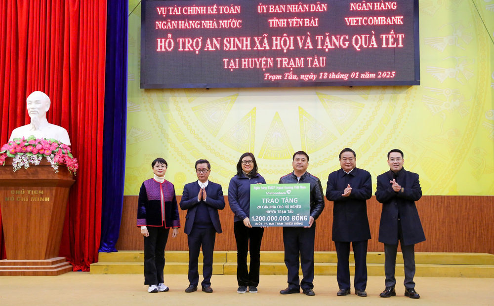 Phó Bí thư Tỉnh ủy, Chủ tịch UBND tỉnh Nguyễn Tuấn Anh thăm, chúc tết tại huyện Trạm Tấu ảnh 1 Phó Bí thư Tỉnh ủy, Chủ tịch UBND tỉnh Nguyễn Tuấn Anh thăm, chúc tết tại huyện Trạm Tấu ảnh 1