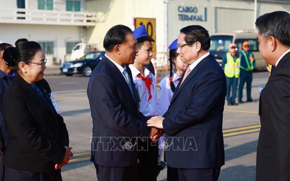 Thủ tướng Chính phủ Phạm Minh Chính tới Vientiane bắt đầu thăm Lào ảnh 1