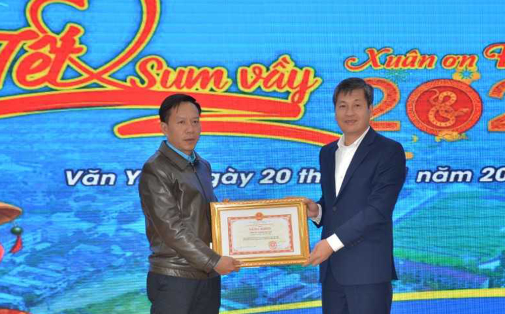 Phó Chủ tịch UBND tỉnh Ngô Hạnh Phúc thăm, tặng quà tết tại huyện Văn Yên ảnh 2 Phó Chủ tịch UBND tỉnh Ngô Hạnh Phúc thăm, tặng quà tết tại huyện Văn Yên ảnh 2