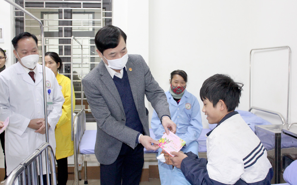 Phó Bí thư Thường trực Tỉnh ủy Tạ Văn Long kiểm tra công tác chuẩn bị Tết tại huyện Trấn Yên ảnh 5 Phó Bí thư Thường trực Tỉnh ủy Tạ Văn Long kiểm tra công tác chuẩn bị Tết tại huyện Trấn Yên ảnh 5