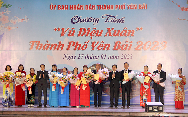Thành phố Yên Bái sôi động Chương trình “Vũ điệu xuân” năm 2023 ảnh 6