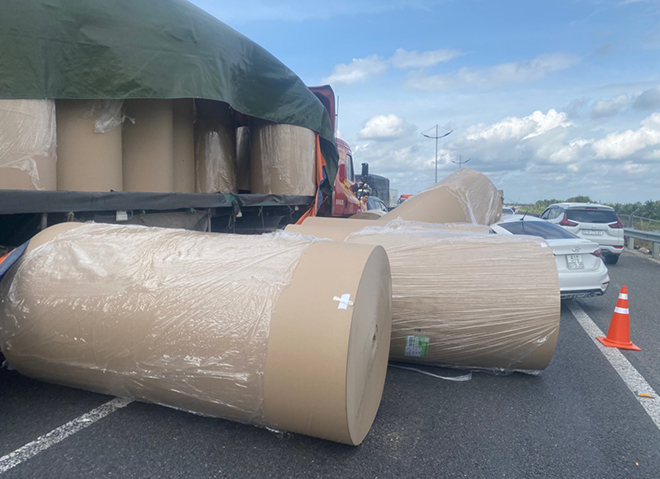 Nhiều cuộn giấy khổng lồ rơi từ xe container đè bẹp ôtô 5 chỗ, ba người bị thương ảnh 1 Nhiều cuộn giấy khổng lồ rơi từ xe container đè bẹp ôtô 5 chỗ, ba người bị thương ảnh 1