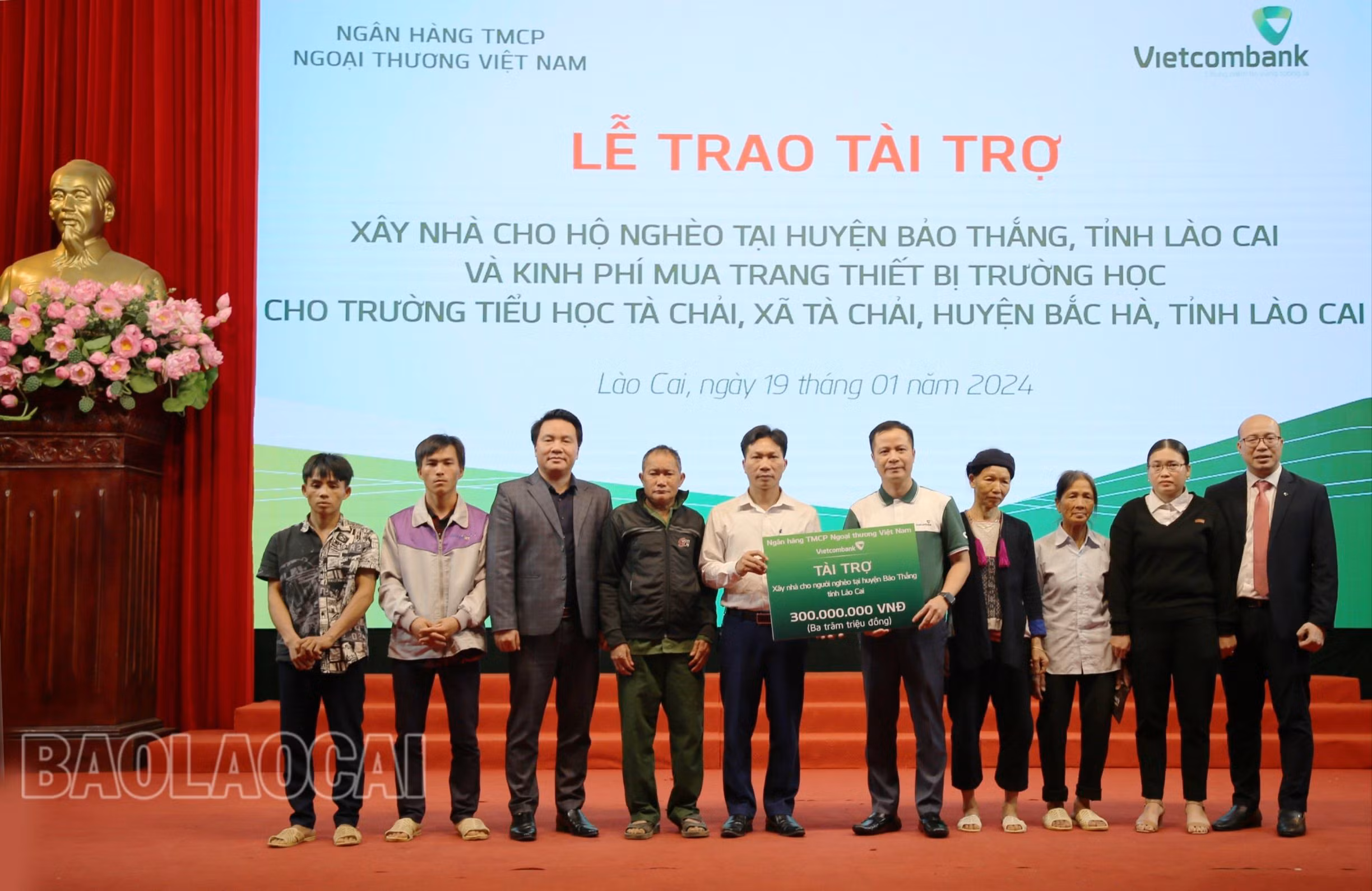 trao-300-trieu-dong-tai-tro-xay-nha-cho-6-ho-ngheo-5699-8141.jpg